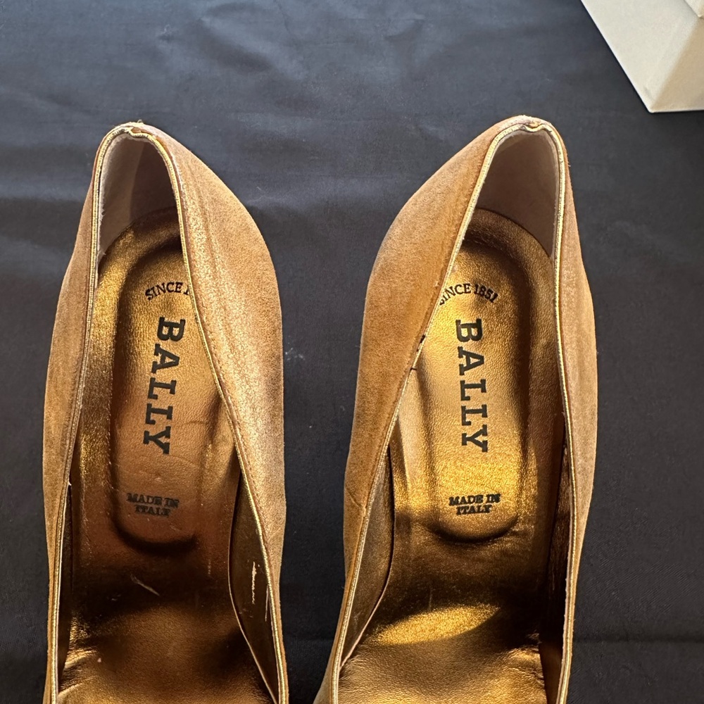 Bally Gold Stiletto Heels Classic Design